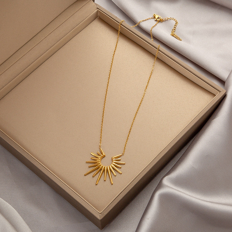 Collar de acero de titanio con esmeralda de nicho de lujo y luz de moda con accesorios de cadena de clavícula de alta calidad que no se decoloran