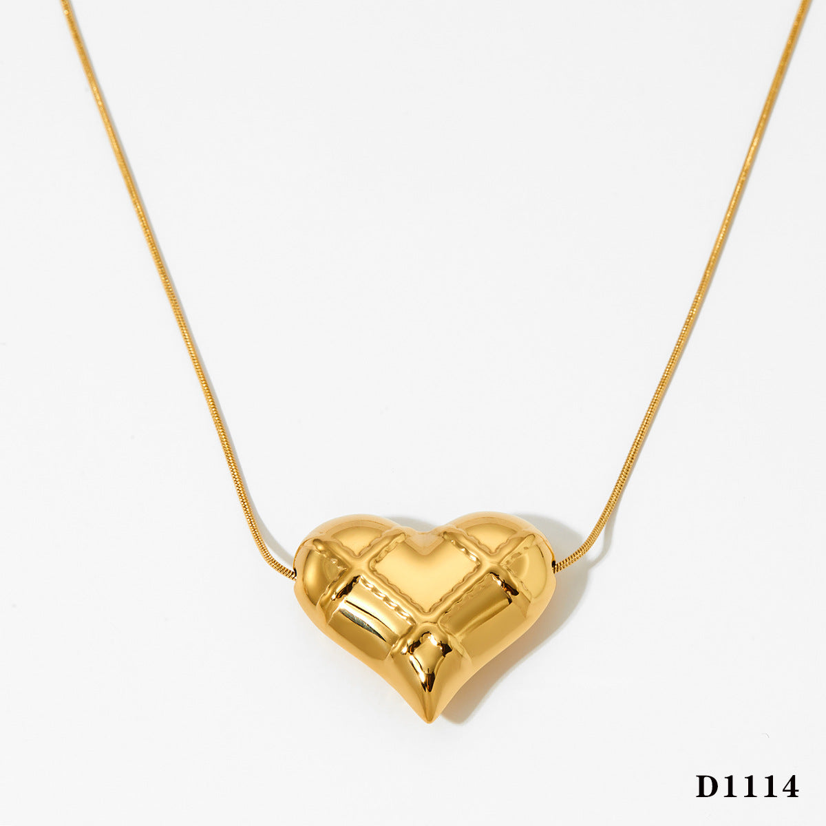 Hollow Plaid Heart-shaped Pendant Necklace, High-quality Stainless Steel Jewelry for Women