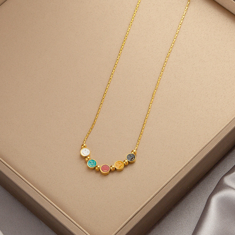 Collar de acero de titanio con esmeralda de nicho de lujo y luz de moda con accesorios de cadena de clavícula de alta calidad que no se decoloran