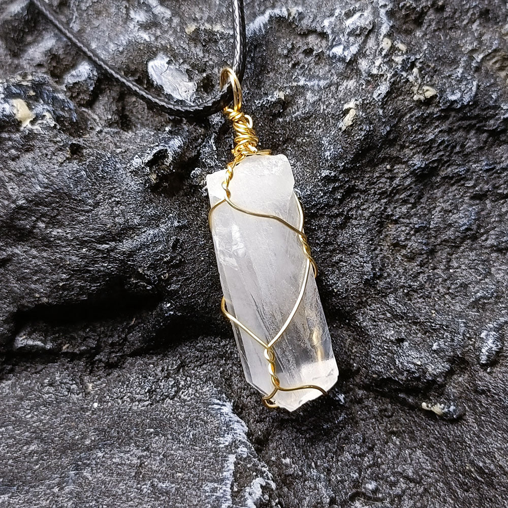 Colgante de cuarzo transparente con forma de corazón de cristal rosa natural y caja negra pulida para sanación Reiki (tamaño: aproximadamente 20 mm)