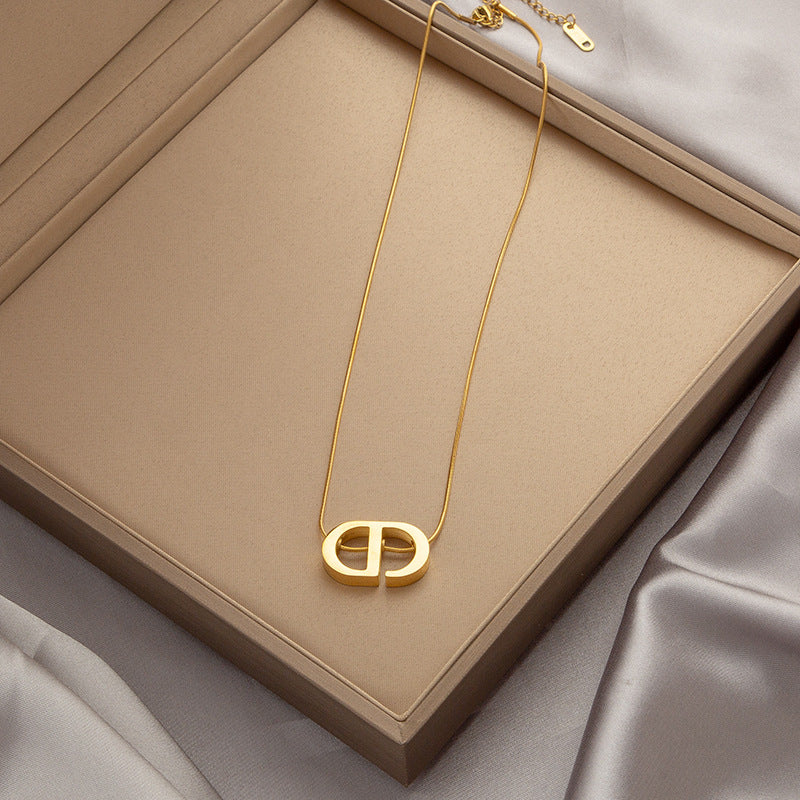 Collar de acero de titanio con esmeralda de nicho de lujo y luz de moda con accesorios de cadena de clavícula de alta calidad que no se decoloran
