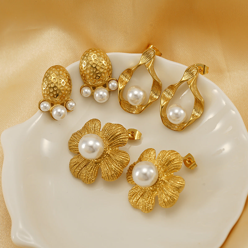 Pendientes de acero de titanio de estilo vintage, pendientes en forma de pétalo con baño de oro de 18 quilates y incrustaciones de perlas para mujer
