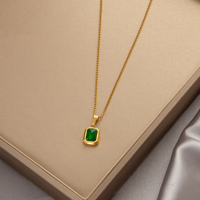 Collar de acero de titanio con esmeralda de nicho de lujo y luz de moda con accesorios de cadena de clavícula de alta calidad que no se decoloran