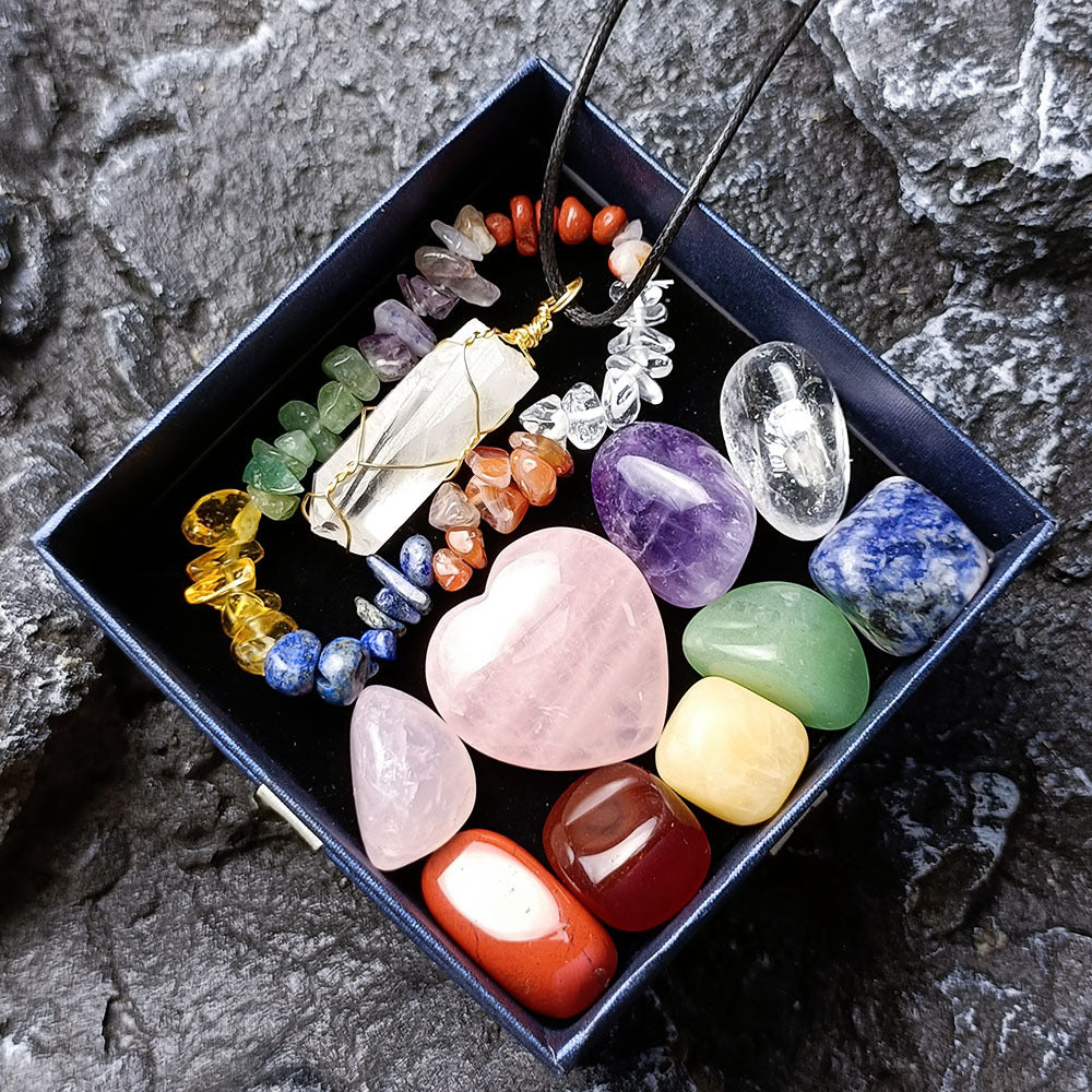Colgante de cuarzo transparente con forma de corazón de cristal rosa natural y caja negra pulida para sanación Reiki (tamaño: aproximadamente 20 mm)