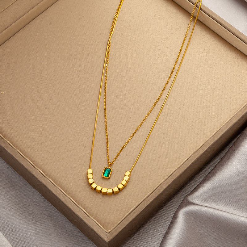 Collar de acero de titanio con esmeralda de nicho de lujo y luz de moda con accesorios de cadena de clavícula de alta calidad que no se decoloran
