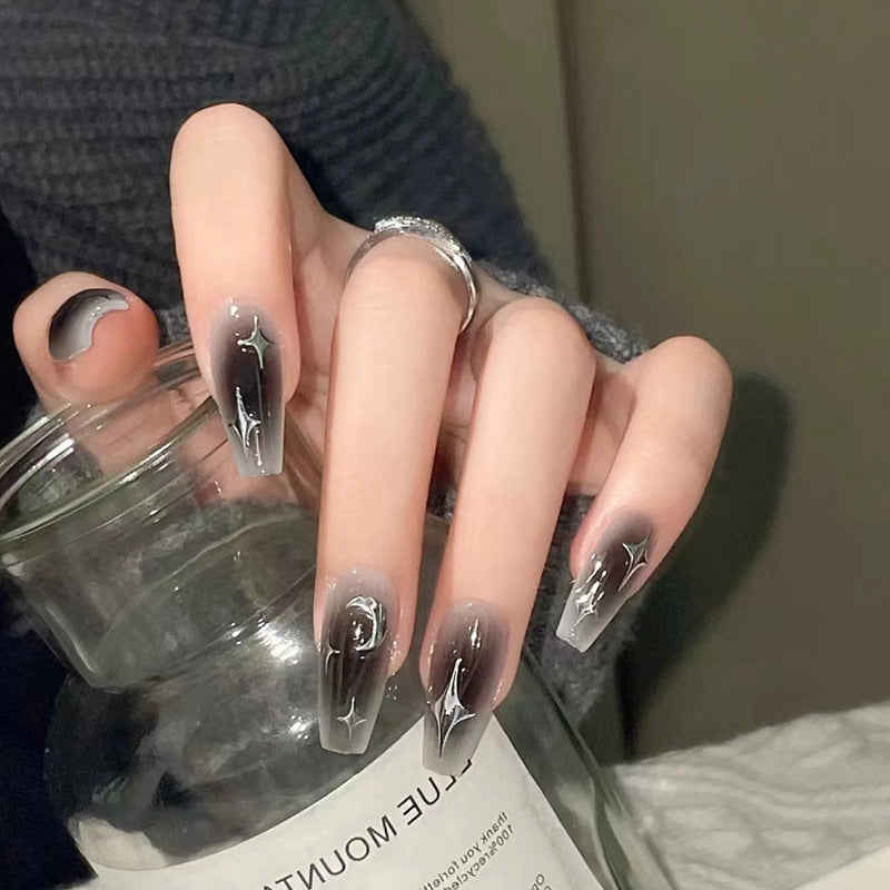 Chica de estilo negro con armadura, arte de uñas con luna plateada y estrella, armadura de ballet de longitud media