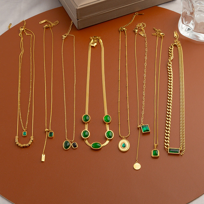 Collar de acero de titanio con esmeralda de nicho de lujo y luz de moda con accesorios de cadena de clavícula de alta calidad que no se decoloran
