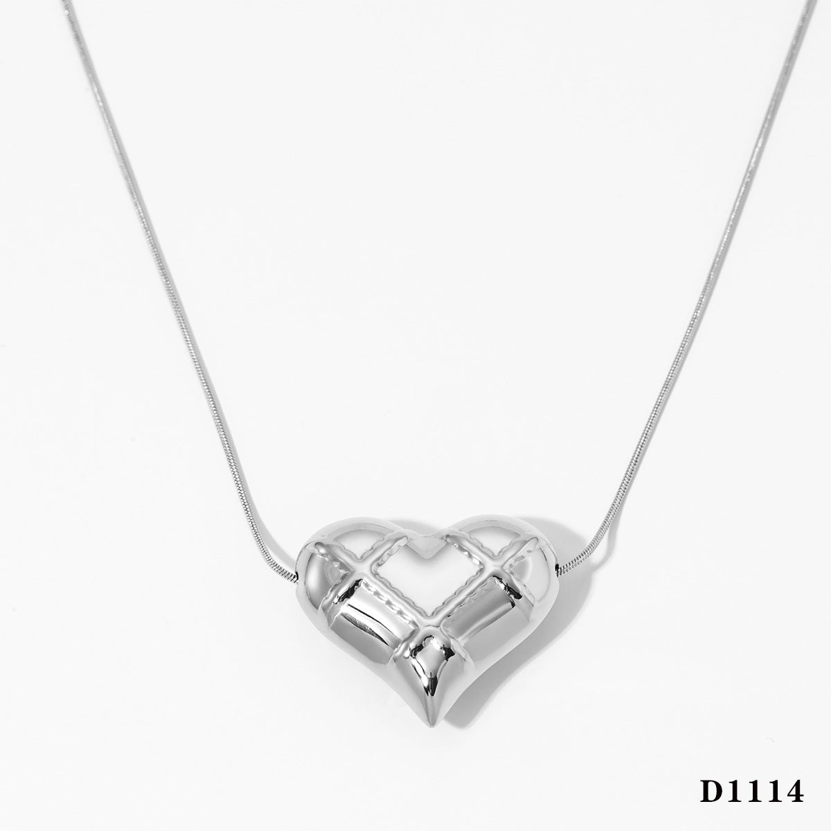 Hollow Plaid Heart-shaped Pendant Necklace, High-quality Stainless Steel Jewelry for Women