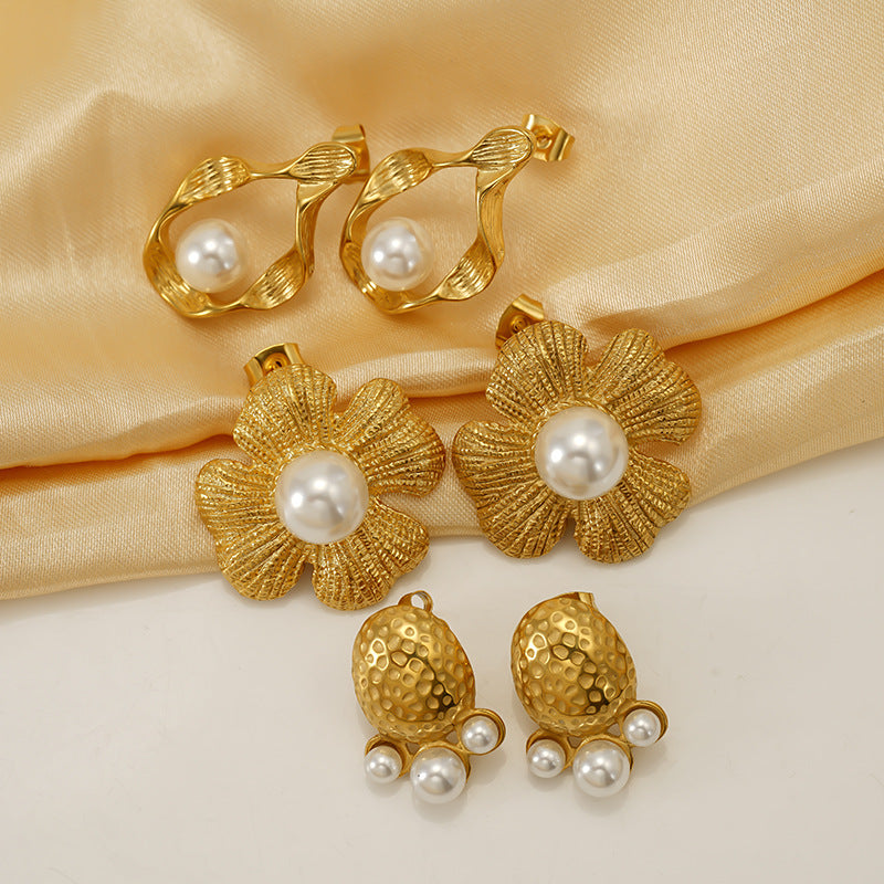 Pendientes de acero de titanio de estilo vintage, pendientes en forma de pétalo con baño de oro de 18 quilates y incrustaciones de perlas para mujer