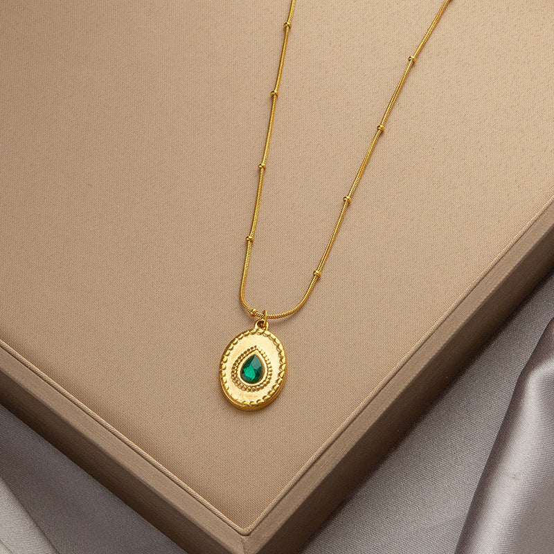 Collar de acero de titanio con esmeralda de nicho de lujo y luz de moda con accesorios de cadena de clavícula de alta calidad que no se decoloran