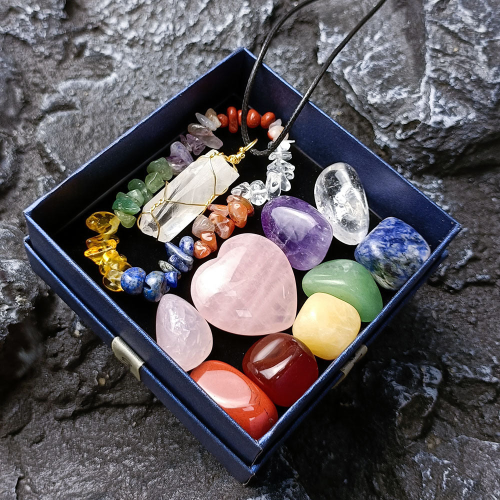 Colgante de cuarzo transparente con forma de corazón de cristal rosa natural y caja negra pulida para sanación Reiki (tamaño: aproximadamente 20 mm)