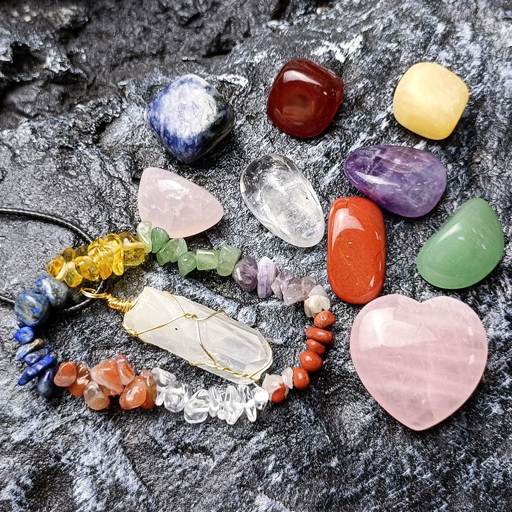 Colgante de cuarzo transparente con forma de corazón de cristal rosa natural y caja negra pulida para sanación Reiki (tamaño: aproximadamente 20 mm)