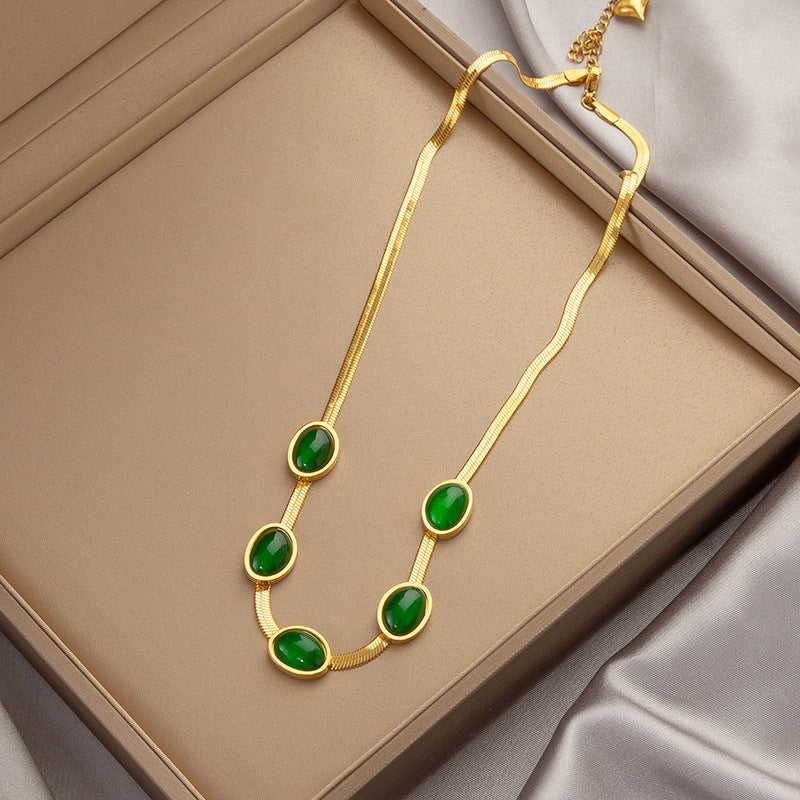 Collar de acero de titanio con esmeralda de nicho de lujo y luz de moda con accesorios de cadena de clavícula de alta calidad que no se decoloran