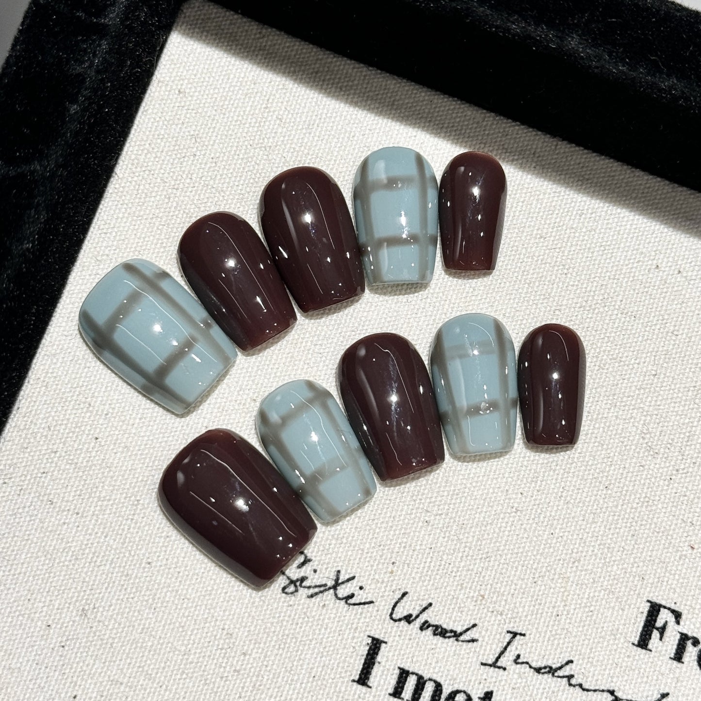 Color Blocking Grid Pattern Appears White, Pure Handmade Wearing Armor, Fake Nails