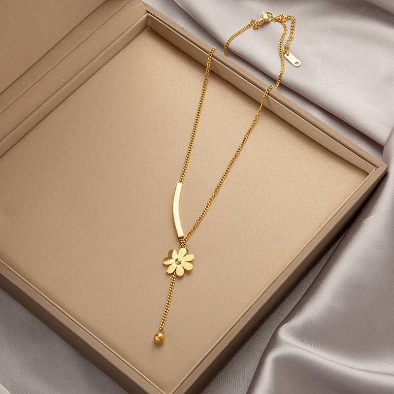 Collar de acero de titanio con esmeralda de nicho de lujo y luz de moda con accesorios de cadena de clavícula de alta calidad que no se decoloran