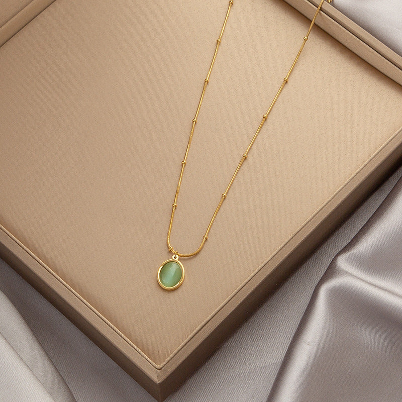 Collar de acero de titanio con esmeralda de nicho de lujo y luz de moda con accesorios de cadena de clavícula de alta calidad que no se decoloran