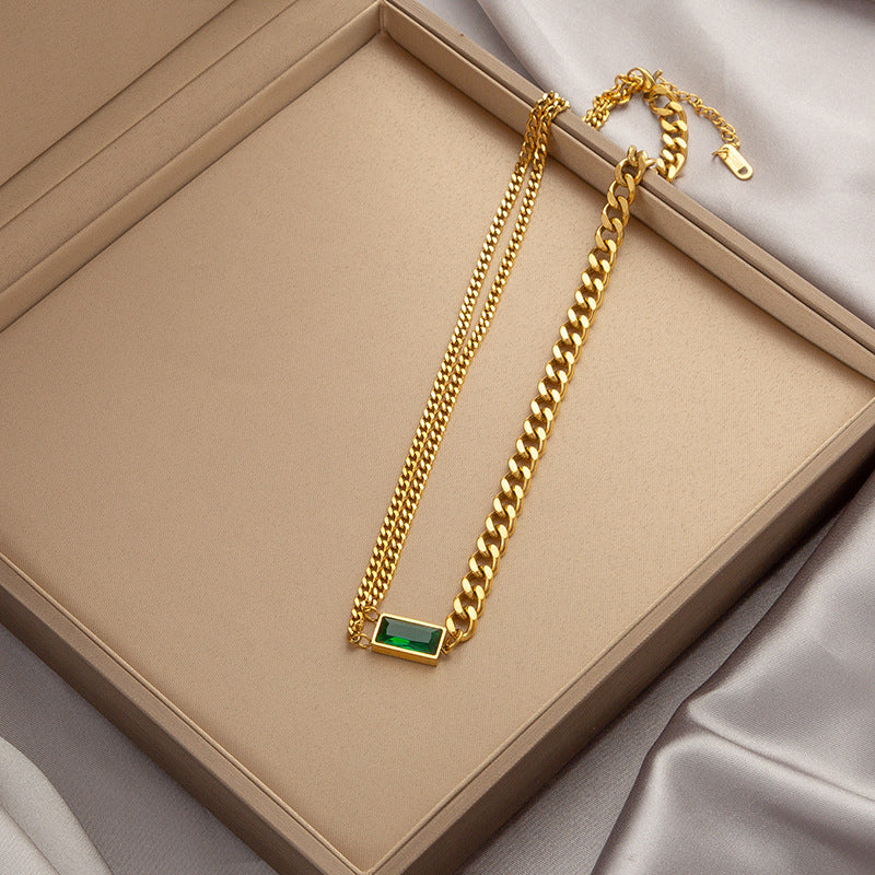 Collar de acero de titanio con esmeralda de nicho de lujo y luz de moda con accesorios de cadena de clavícula de alta calidad que no se decoloran