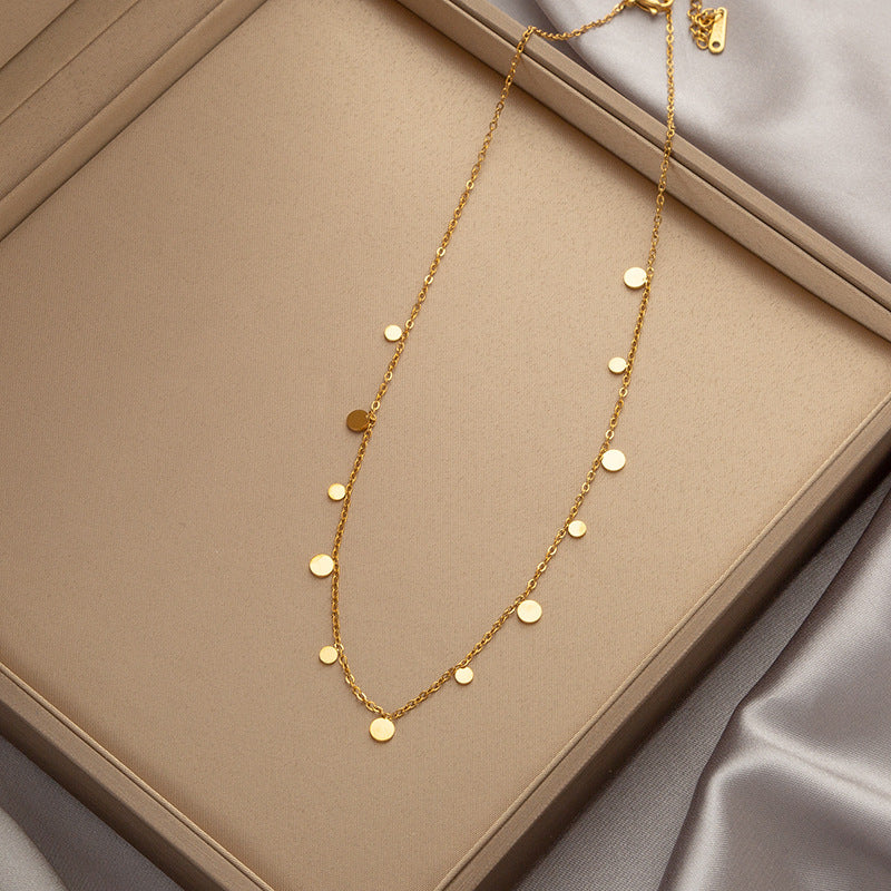Collar de acero de titanio con esmeralda de nicho de lujo y luz de moda con accesorios de cadena de clavícula de alta calidad que no se decoloran