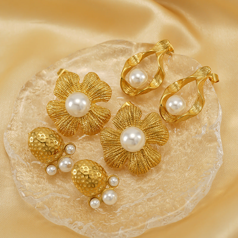 Pendientes de acero de titanio de estilo vintage, pendientes en forma de pétalo con baño de oro de 18 quilates y incrustaciones de perlas para mujer