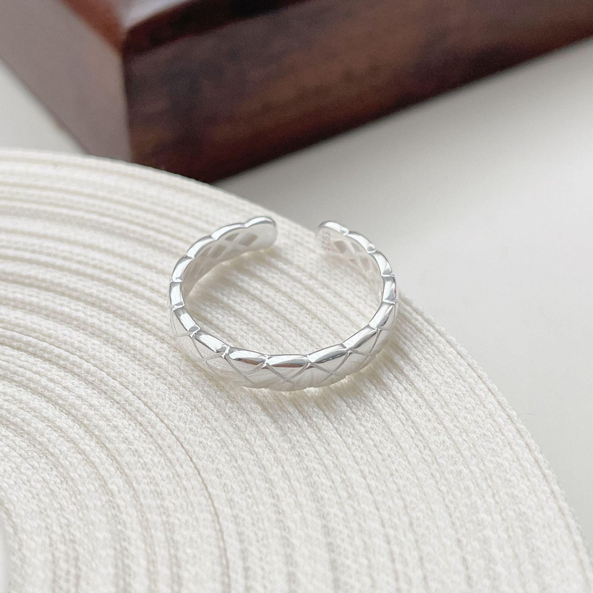 S925 Sterling Silver Diamond Patterned Ring with Female Opening