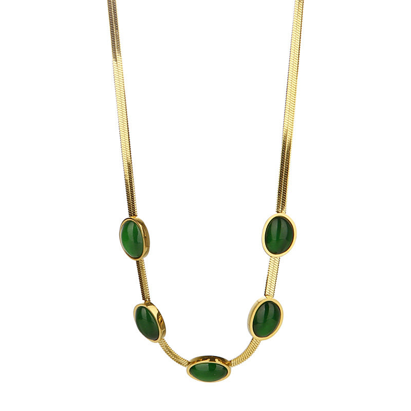 Collar de acero de titanio con esmeralda de nicho de lujo y luz de moda con accesorios de cadena de clavícula de alta calidad que no se decoloran