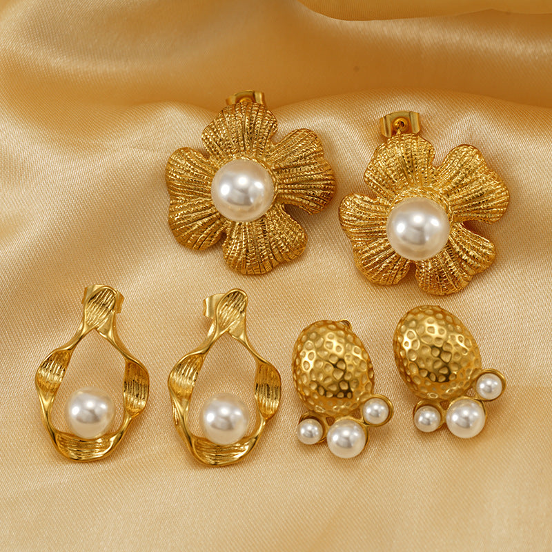 Pendientes de acero de titanio de estilo vintage, pendientes en forma de pétalo con baño de oro de 18 quilates y incrustaciones de perlas para mujer